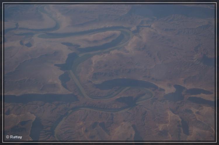 USA 2007 Tag01 006.jpg - Green River mit White Rim (der Berg in der unteren Schleife ist Turks Head) - Canyonlands N.P.