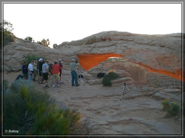 USA 2007 Tag16 047.jpg - Fotografen am Mesa Arch