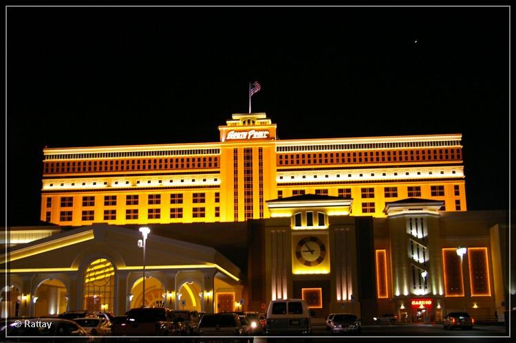 USA 2007 Tag01 016.jpg - South Point Hotel bei Nacht - Las Vegas