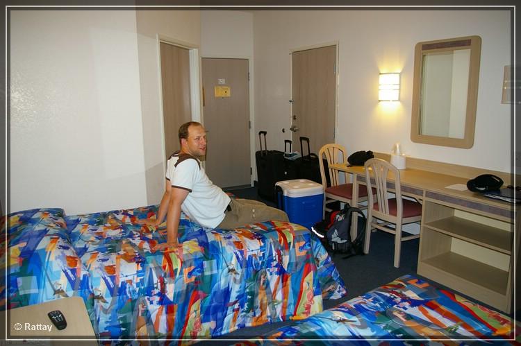 USA 2007 Tag08 002.jpg - Zimmer im Motel 6 - Page