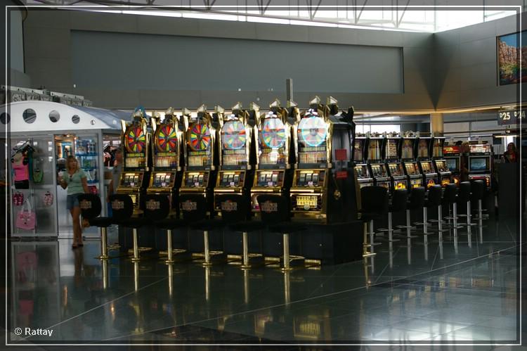 USA 2007 Tag22 006.jpg - Spielautomaten auf dem Flughafen