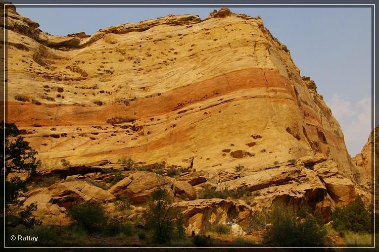 USA 2007 Tag18 006.jpg - Felswände des Crack Canyon